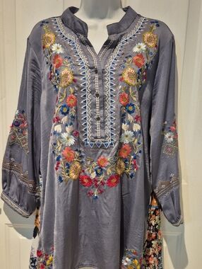 John Mark Light Gray Split Neck Embroidered Detail Tunic Top. Size XL